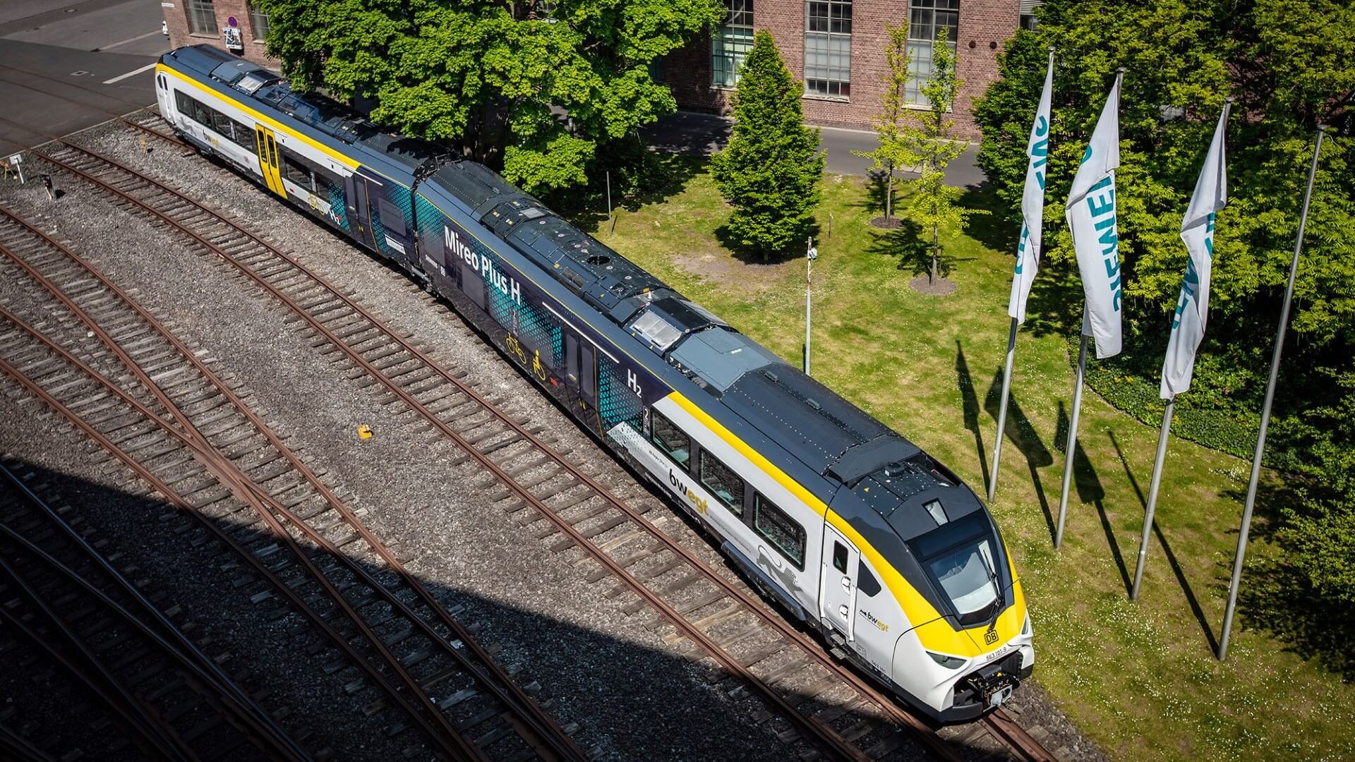 Mireo Plus H hydrogen train photographed from above
