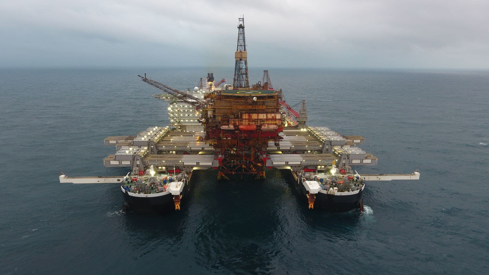 Lifting of Alpha field topsides