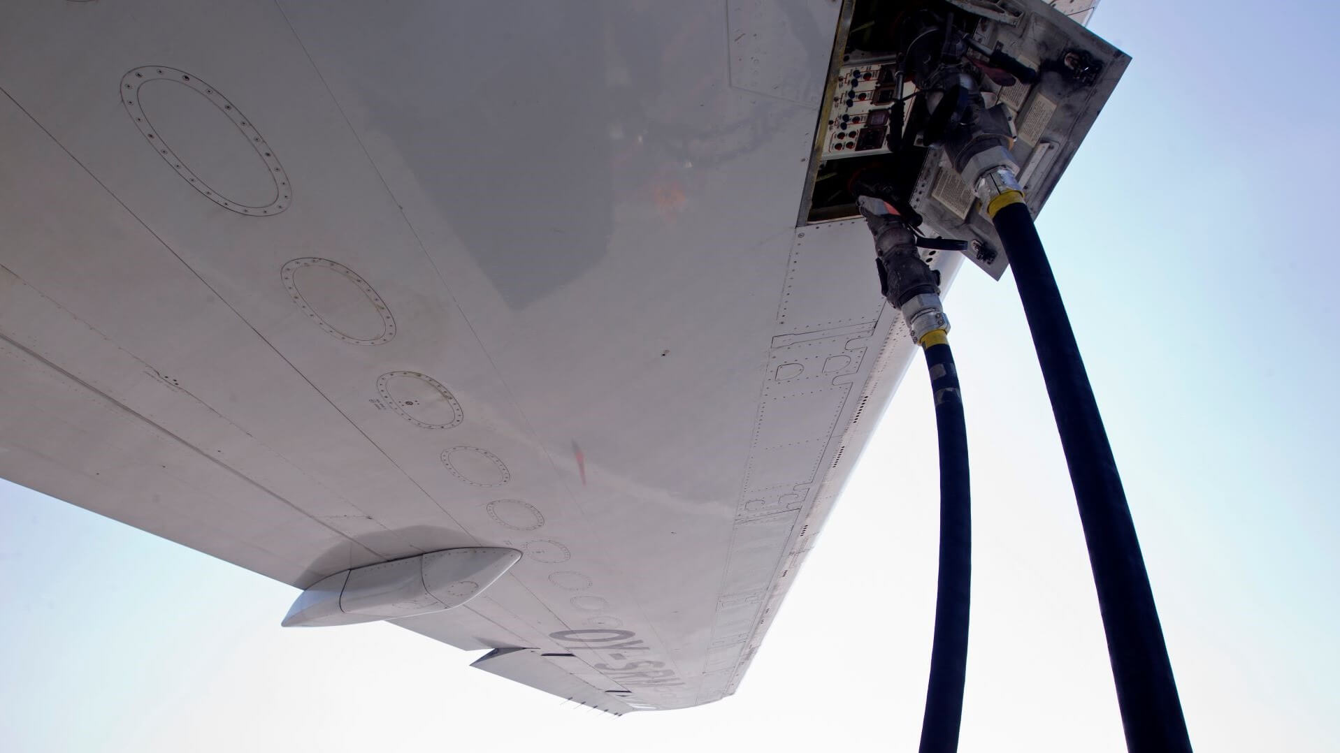 Plane refuelling 