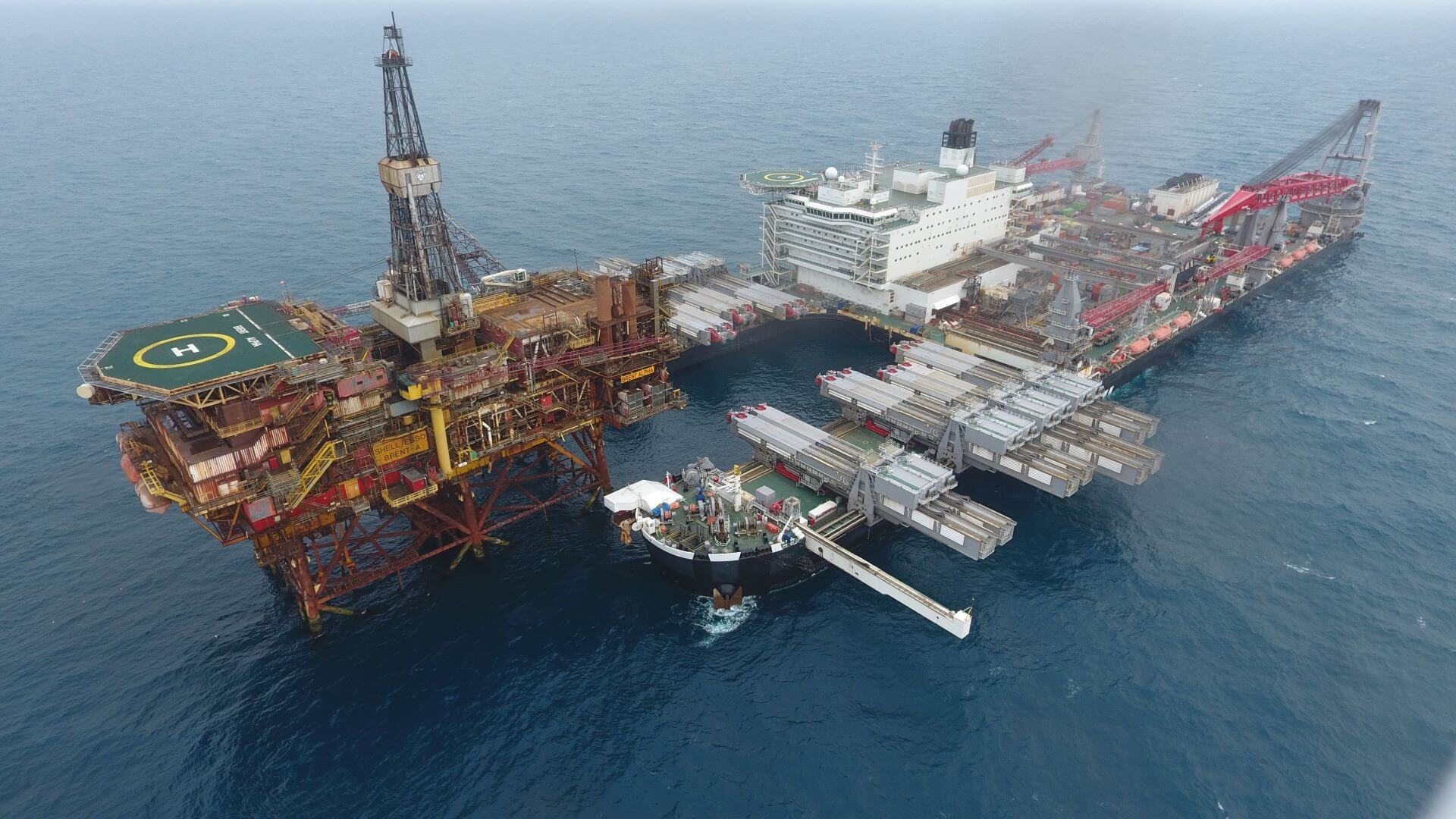 Aerial view of Pioneering Spirit removing Shell’s Brent Alpha topsides