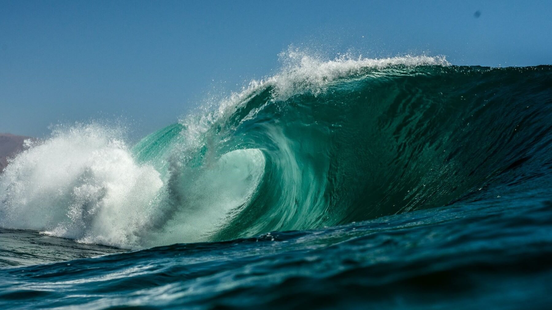 Breaking ocean wave