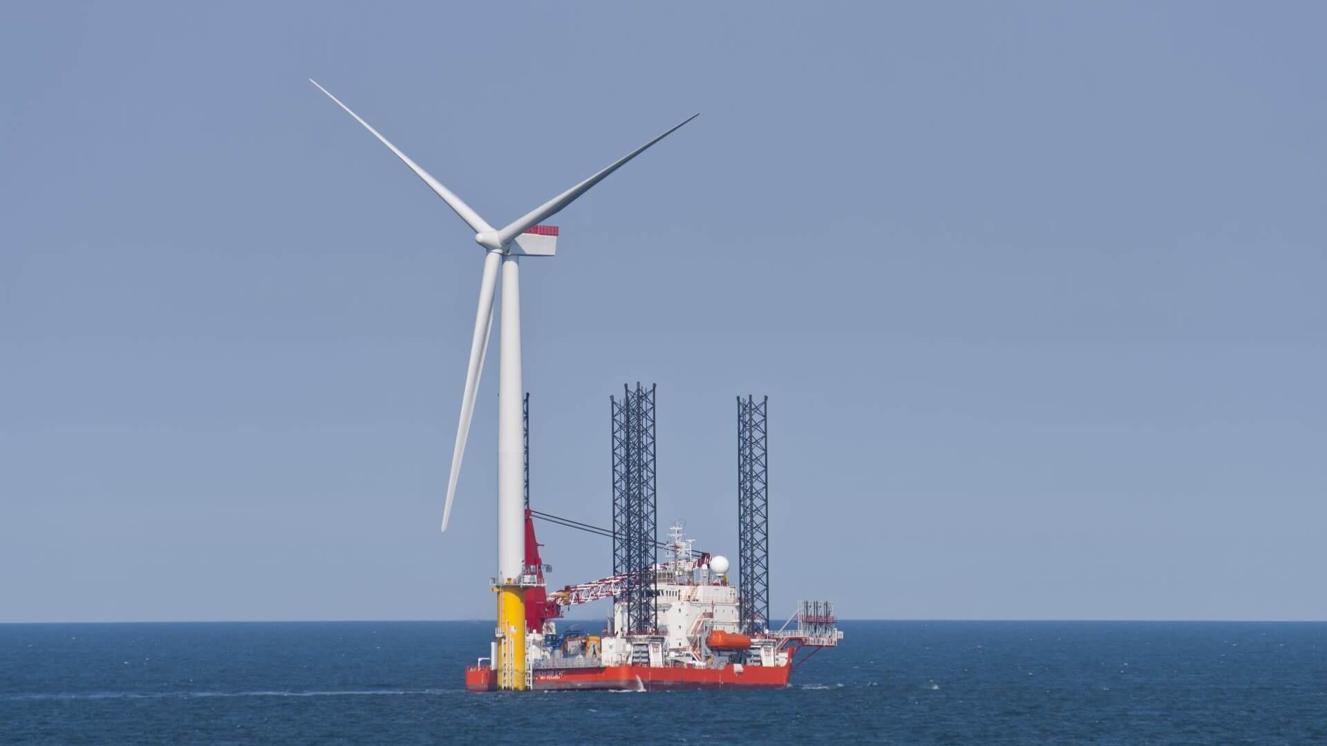 Wind turbine and construction vessel at sea