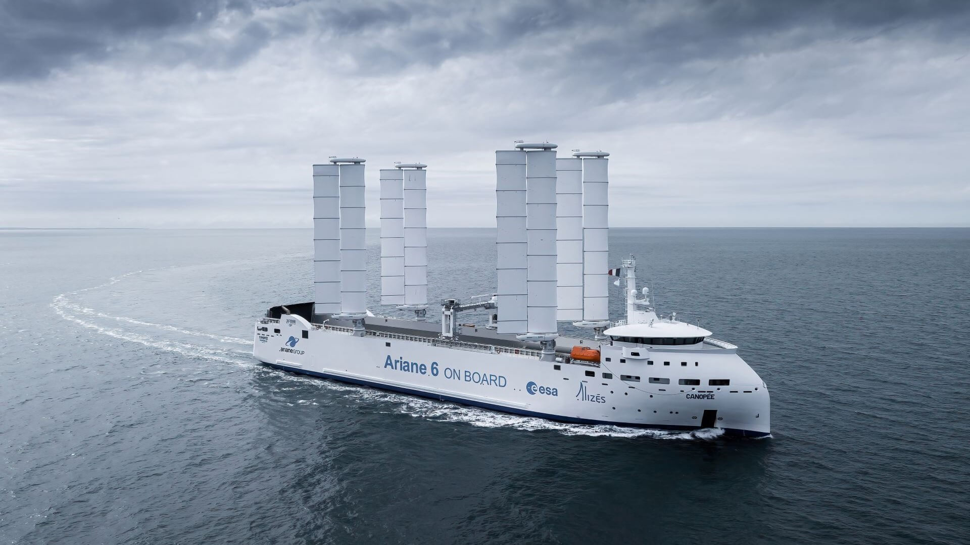 Vessel at sea equipped with equipped with four collapsible vertical sails