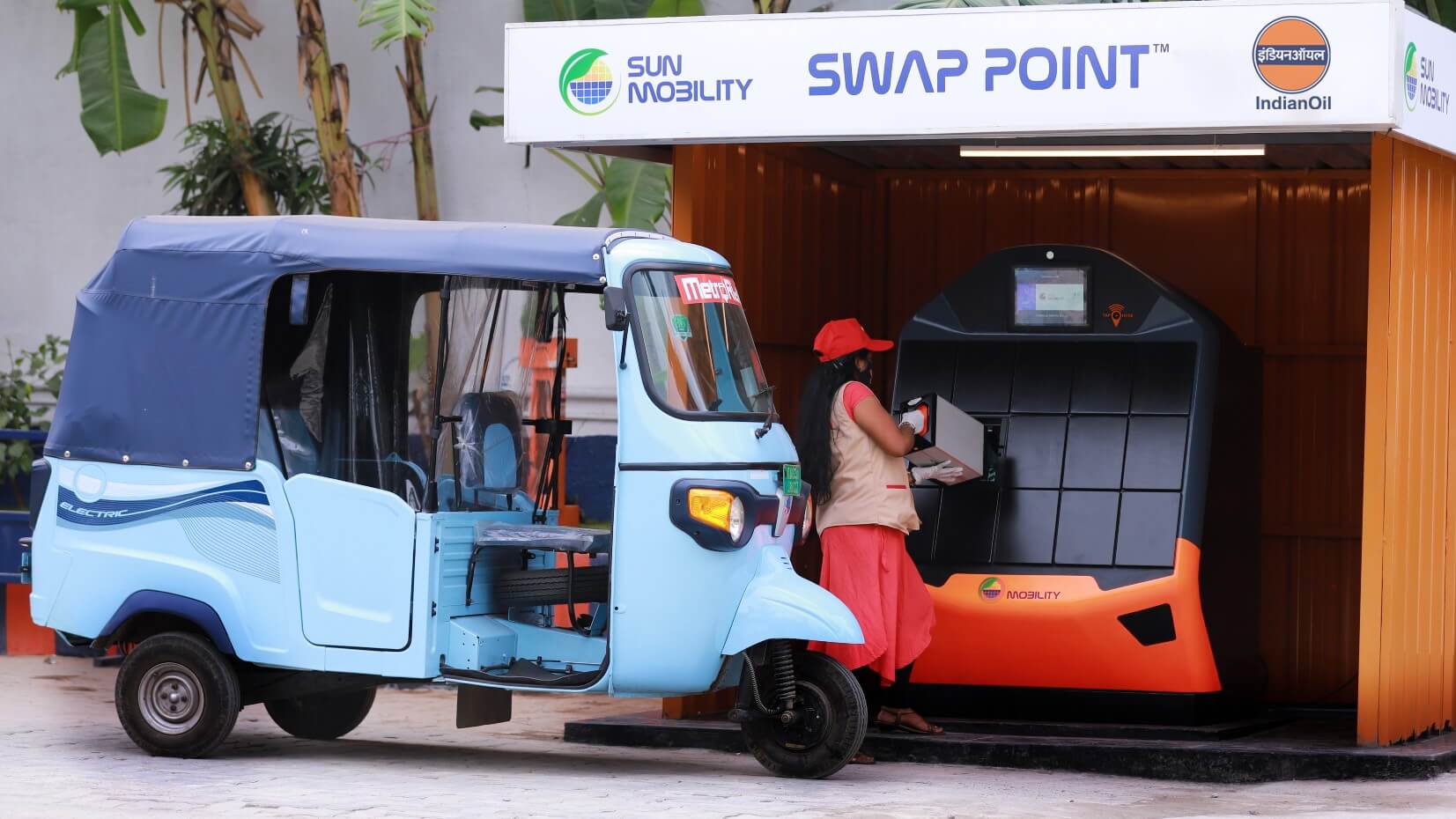 Customer at a SUN Mobility battery swapping point