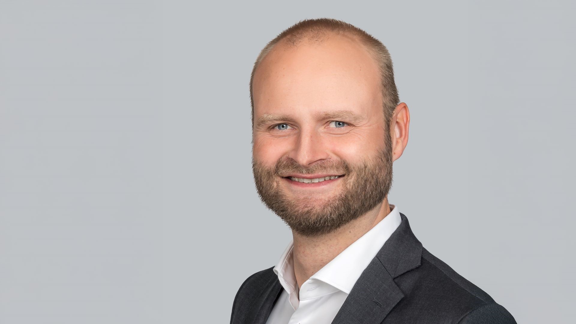 Head and shoulders photo of Alexander Vorkoeper set against grey background