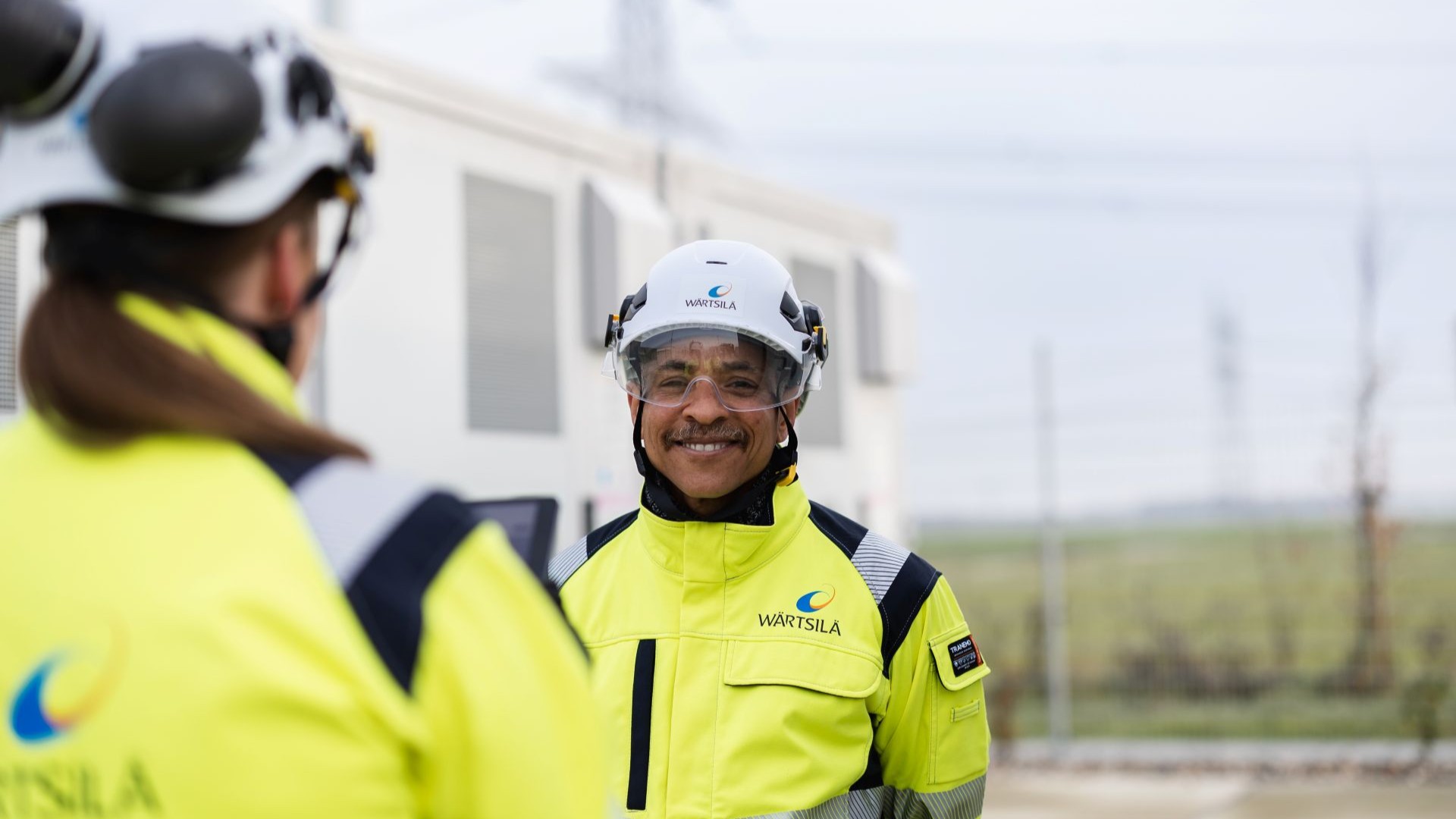 Two Wärtsilä employees on site 