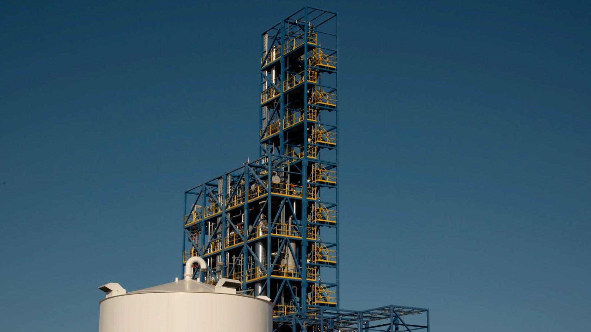 Fuel tank and large metal structure