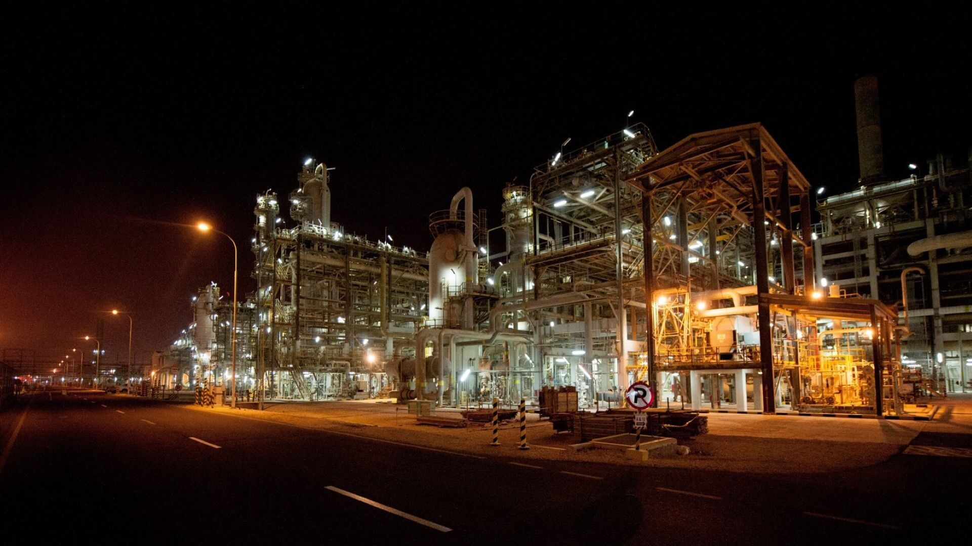 Ras Laffan refinery at night