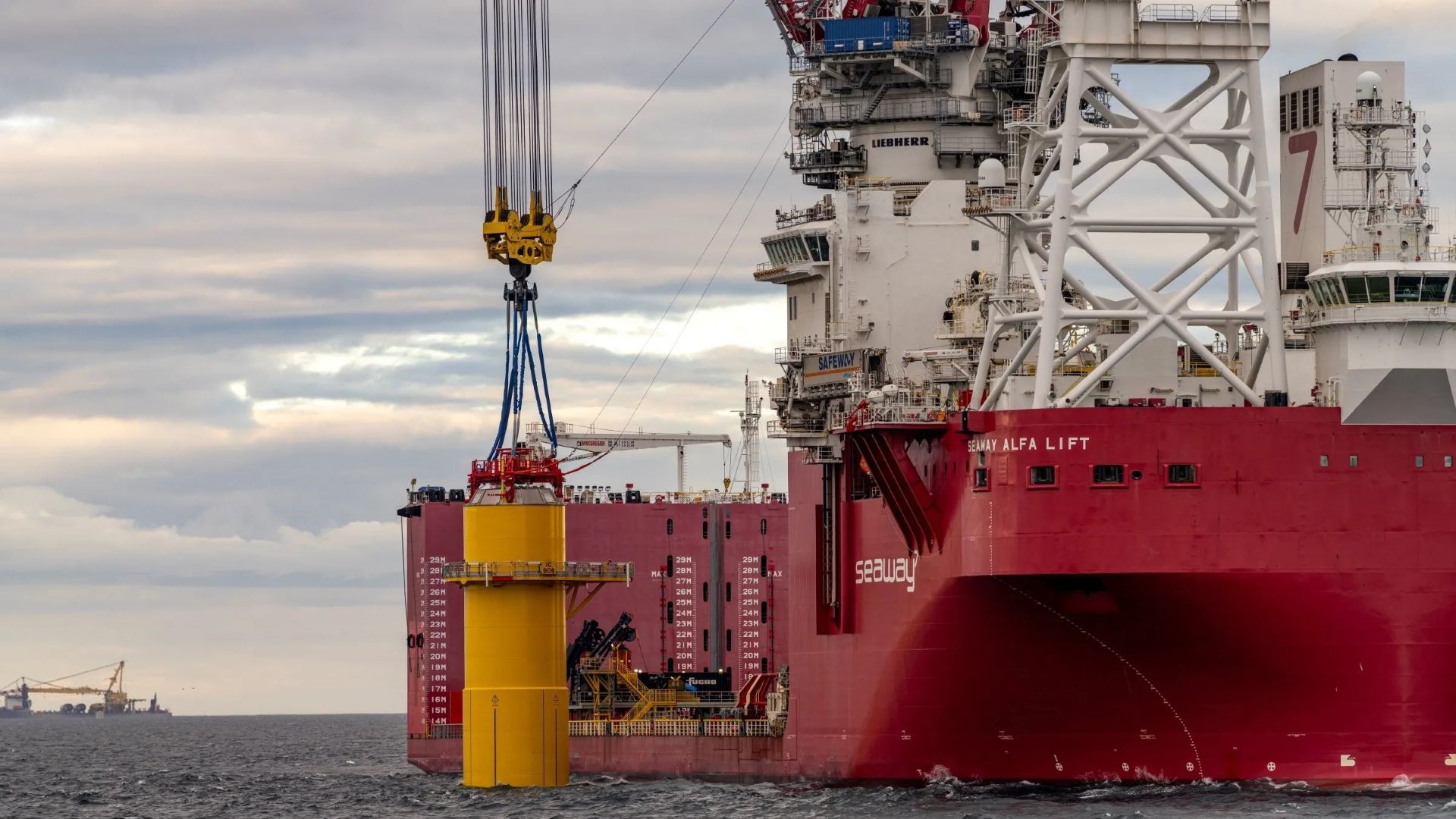 Vessel offshore lifting monopile pieces