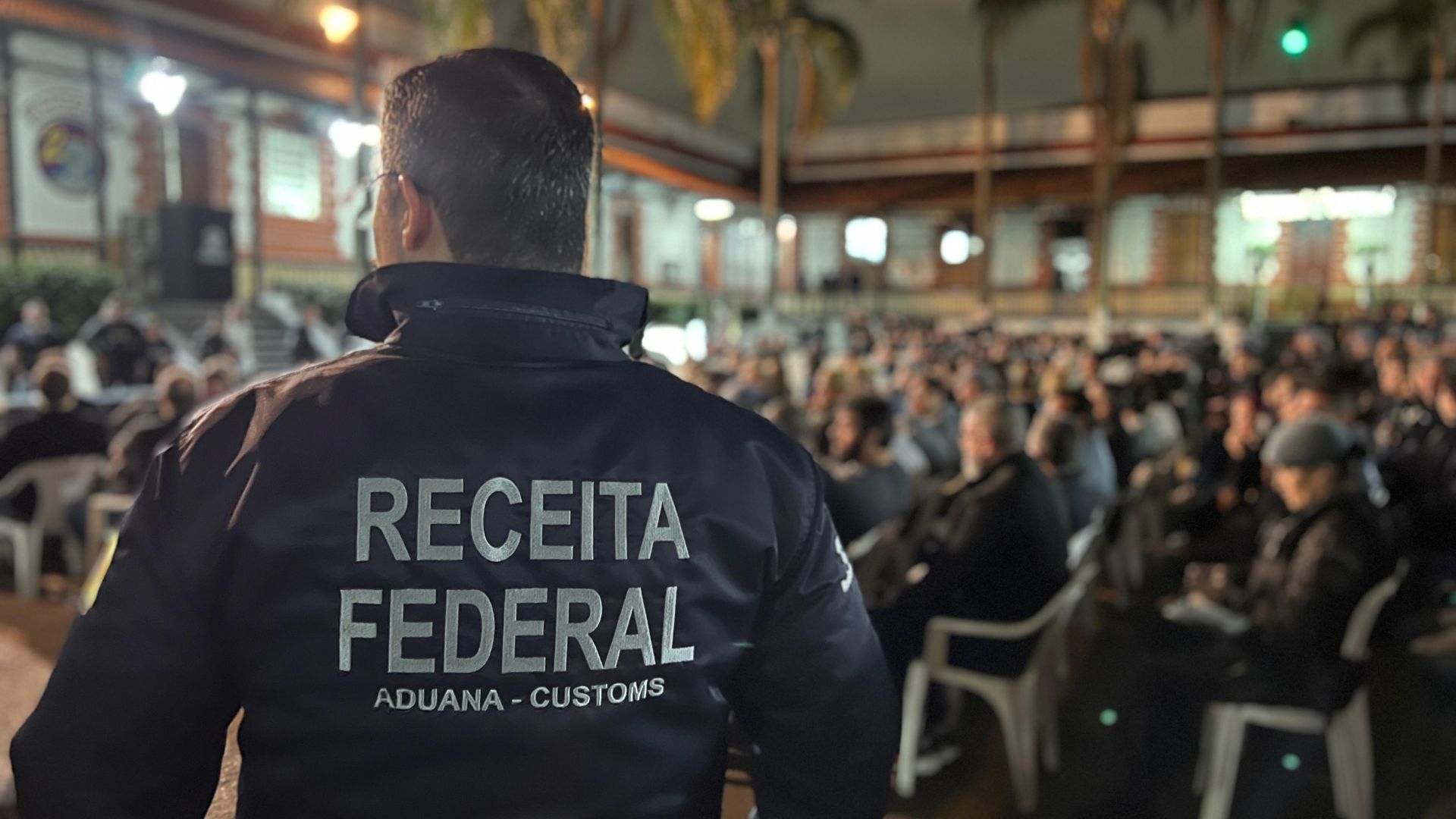 Back view of a Receita Federal official in uniform